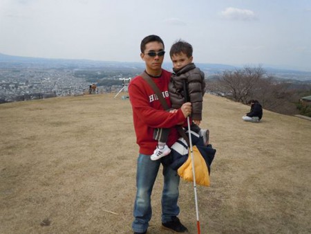 Brasileiro fica cego após acidente e dá exemplo de superação.