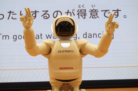 Barack Obama conhece humanoide japonês