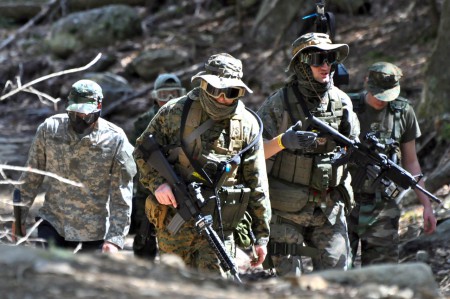 Brasileiros se tornam soldados de airsoft no Japão 